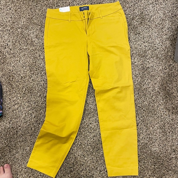 Old Navy Pants - NWT old Navy “pixie” Mid rise pants